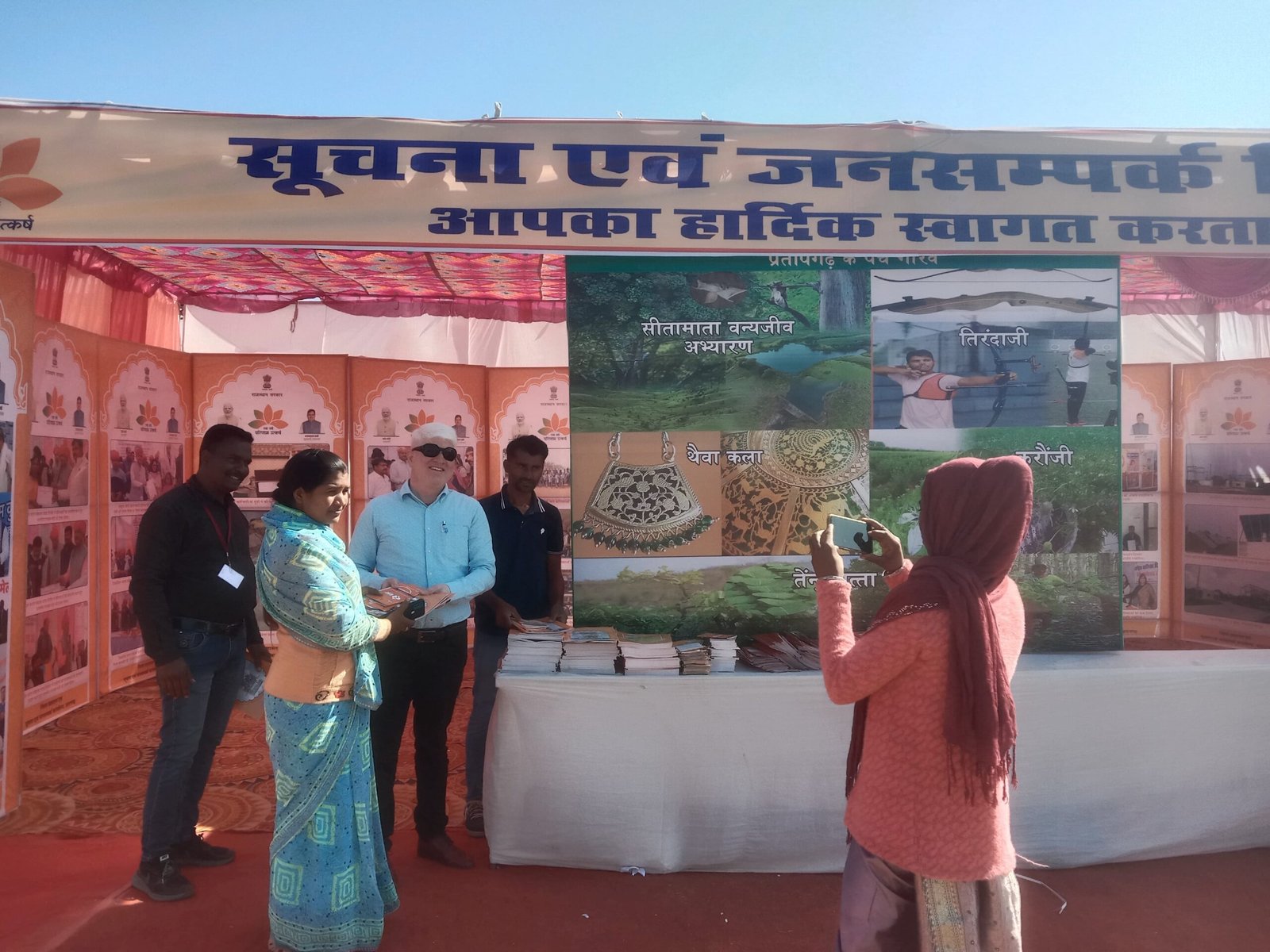 प्रदर्शनी में जनसम्पर्क विभाग के स्टॉल को देखने के लिए उमड़ी भीड़