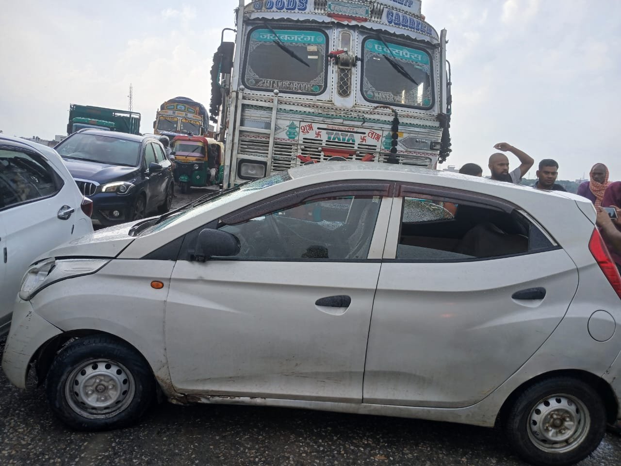 अनियंत्रित ट्रक की चपेट में आई कार, बाल-बाल बची जान