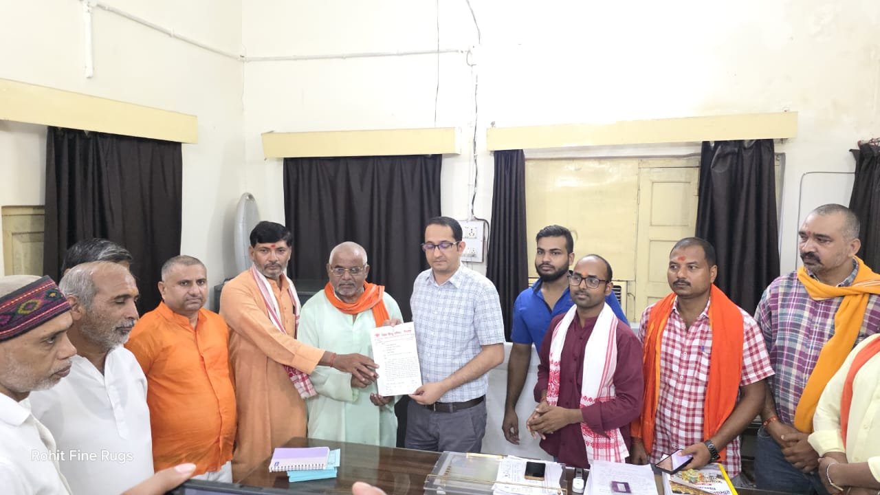 विरहा गायिका सरोज सरगम के खिलाफ विश्व हिंदू परिषद ने किया प्रदर्शन