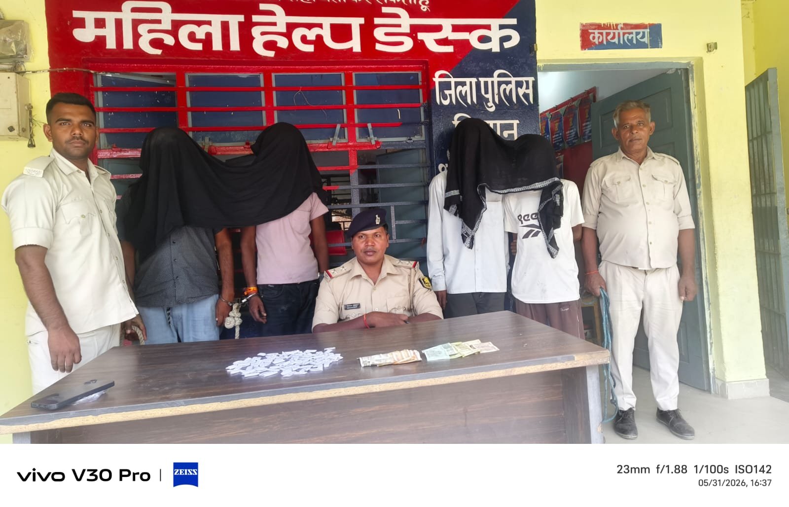 लार के दो युवक 120 पुड़िया स्मैक के साथ गुठनी में गिरफ्तार