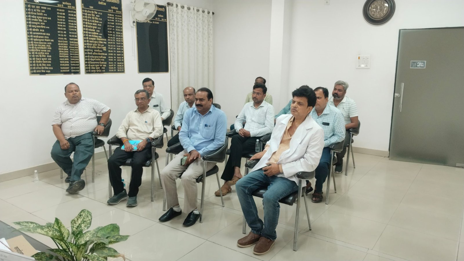 प्रशासन के साथ डॉक्टरों की बैठक में बनी सहमति, नई तैनाती की जगह देंगे अपनी सेवाएं
