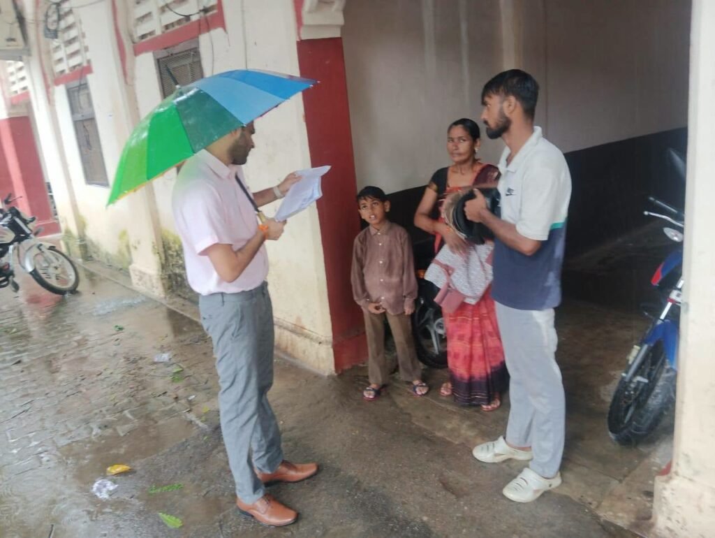 बारिश में भी फरियाद सुनने पहुंचे डीएम, गाड़ी छोड़ छाता लेकर लोगों के बीच पहुंचे