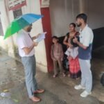 बारिश में छाता लेकर फरियादियों के बीच पहुंचे डीएम, शहर का भी लिया जायजा