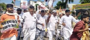पुलिस के घेरे में भी नहीं रुके कांग्रेसी, चौराहे पर फूंक दिया पुतला