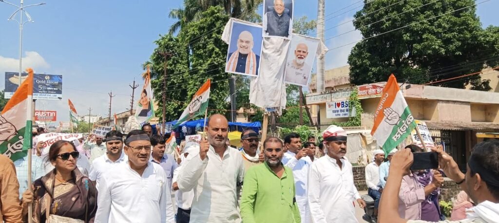 देवरिया में कांग्रेस कार्यकर्ताओं ने मुख्य चुनाव आयुक्त ज्ञानेश कुमार के खिलाफ प्रदर्शन किया। पुलिस को चकमा देकर कचहरी चौराहे पर पुतला दहन किया।