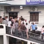 प्रसव से पहले गर्भवती की मौत, निजी अस्पताल के गेट पर शव रखकर परिजनों का हंगामा