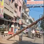देवरिया स्टेशन के सामने सड़क पर गिरा बिजली का तार, छह घंटे से आवागमन ठप