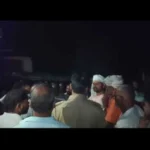 जमीन विवाद में घायल युवक की मौत, आरोपी के दरवाजे पर शव रखकर प्रदर्शन; गिरफ्तारी की मांग पर अड़े परिजन