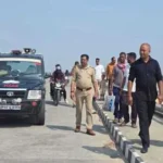 भागलपुर पुल पर मिली बाइक, सरयू में किशोर की तलाश में जुटे गोताखोर