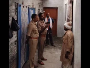 नेमा गांव में बुजुर्ग महिला पर हमले के बाद घटनास्थल की जांच करती पुलिस टीम।
