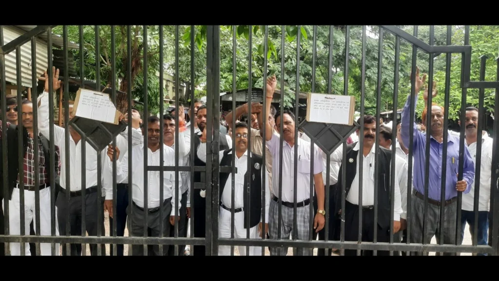 देवरिया कलेक्ट्रेट परिसर में प्रदर्शन करते अधिवक्ता, हाथों में ज्ञापन और नारेबाजी का दृश्य, प्रतीकात्मक फोटो।