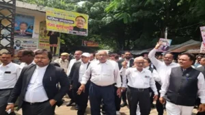 अधिवक्ताओं ने जिला प्रशासन के खिलाफ नारेबाजी कर ज्ञापन सौंपा